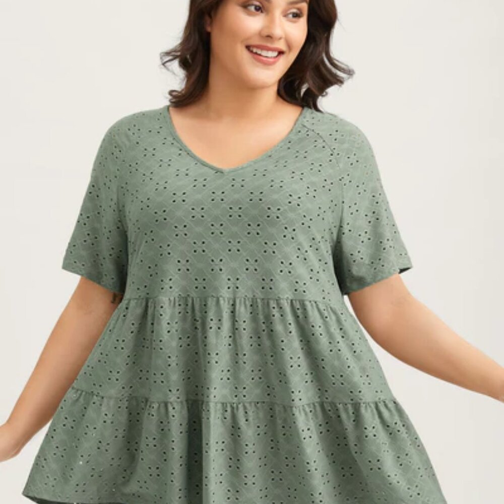 BloomChic Green Plus Size Eyelet Tiered Hem Top Size 18-20